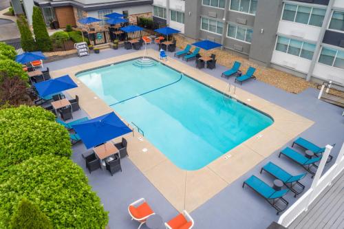 an overhead view of a pool with chairs and umbrellas at Hampton Inn Manchester Downtown in Manchester