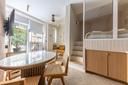 un salon avec une table et un lit dans l'établissement Elegant 4-Star stay in central Paris - Suite Apart, à Paris