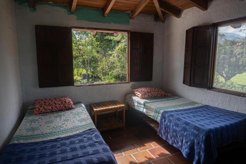 RíobravoにあるCasa Fincas Calimaの窓が2つある部屋にベッドが2つある