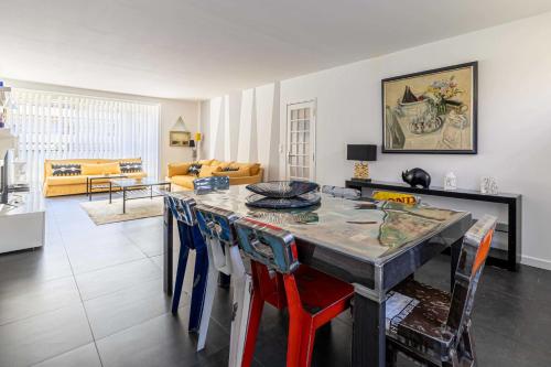 une cuisine et un salon avec une table et des chaises dans l'établissement Splendid flat in the heart of Saint-Tropez with Pa, à Saint-Tropez