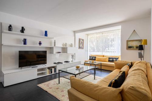 un salon avec un canapé et une télévision dans l'établissement Splendid flat in the heart of Saint-Tropez with Pa, à Saint-Tropez