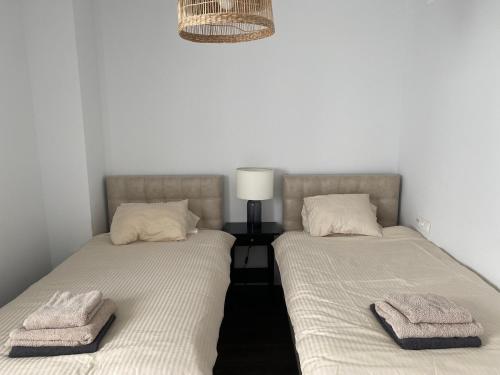 Dos camas una al lado de la otra en una habitación. en Luxury apartment with pool in Estepona-centre, en Estepona