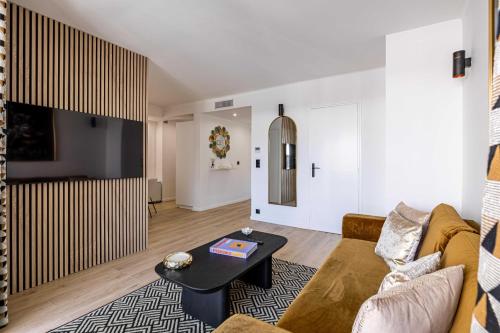 un salon avec un canapé et une table dans l'établissement Harmony with private terrace - near Croisette, à Cannes
