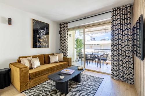 un salon avec un canapé et une table dans l'établissement Harmony with private terrace - near Croisette, à Cannes