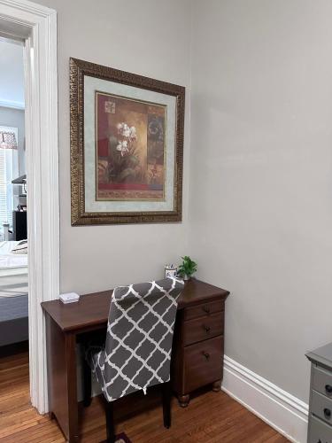 a room with a desk and a chair and a picture at G1 central location museums FREE PARKING in Richmond