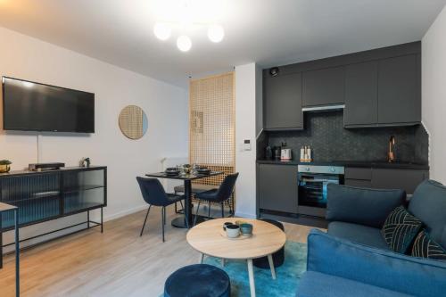 un salon avec un canapé et une table dans l'établissement Flat with Garden - 1BR-4P - Montreuil, à Montreuil
