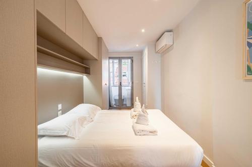 une chambre avec deux lits avec des draps blancs dans l'établissement Charming apartment - Near the Old Port and Suquet, à Cannes