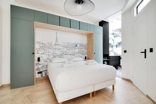 - une chambre dotée d'un lit blanc avec un dessin au mur dans l'établissement Elegant apartment - 3BR-7P - Moulin Rouge, à Paris