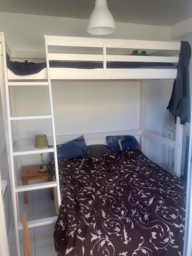 - une chambre avec 2 lits superposés et un couvre-lit dans l'établissement argeles sur mer, à Argelès-sur-Mer