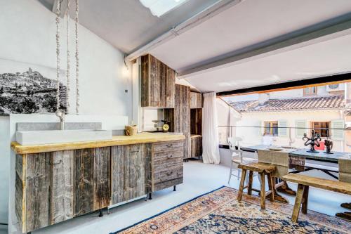 - une cuisine avec un comptoir en bois et une table dans l'établissement Authentic charming studio In the heart of Cannes, à Cannes