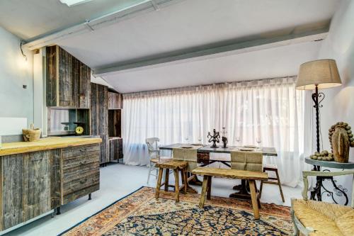 une cuisine avec une table et des chaises ainsi qu'une salle à manger dans l'établissement Authentic charming studio In the heart of Cannes, à Cannes