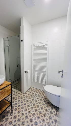 a bathroom with a toilet and a sink and a tub at Četnická Stanice Mšeno in Mšeno