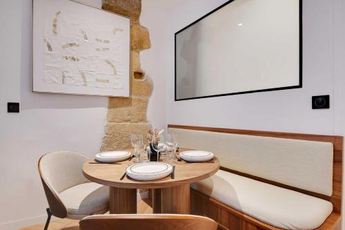 - une table et des chaises en bois dans l'établissement Elegant Comfort in the heart of Paris-Notre Dame, à Paris