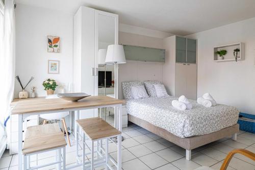 une chambre avec un lit et un bureau et une cuisine dans l'établissement Charming Studio with pool & balcony -Heart of Nice, à Nice