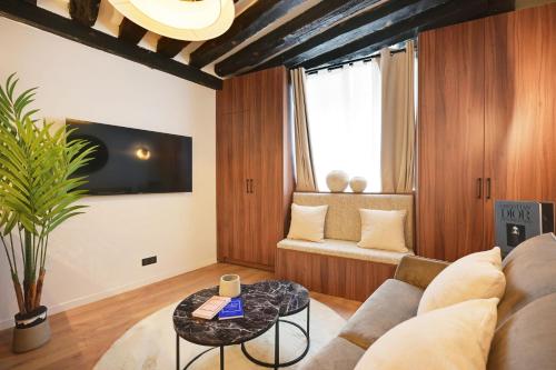un salon avec un canapé et une table dans l'établissement Chic apartment - 1BR-4P -AC- Marais-Vosges, à Paris