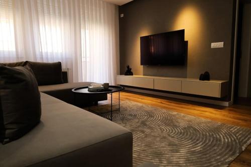 Μια τηλεόραση ή/και κέντρο ψυχαγωγίας στο E&E Apartment