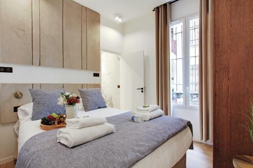une chambre avec un lit avec des serviettes dessus dans l'établissement Luxury in the heart of Paris- 2BR-6P - Bourse, à Paris
