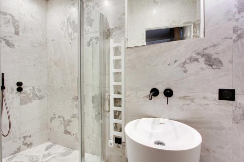 une salle de bain blanche avec un lavabo et une douche dans l'établissement Luxury in the heart of Paris- 2BR-6P - Bourse, à Paris