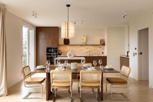 Una cocina o cocineta en Spacious apartment - 3BR-8P - Eiffel Tower