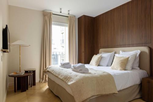 une chambre avec un grand lit avec des serviettes dessus dans l'établissement Spacious apartment - 3BR-8P - Eiffel Tower, à Paris