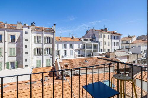 une vue d'une ville depuis un balcon dans l'établissement Cozy One Bedroom apartment - heart of Cannes, à Cannes