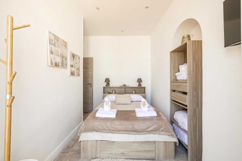 une chambre avec un lit avec deux poupées dessus dans l'établissement Cozy One Bedroom apartment - heart of Cannes, à Cannes