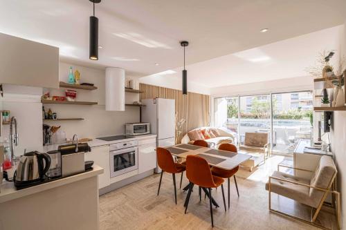 une cuisine et un salon avec une table et des chaises dans l'établissement Charming apartment on Boulevard Alexandre III, à Cannes