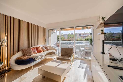 un salon avec un canapé et une table dans l'établissement Charming apartment on Boulevard Alexandre III, à Cannes