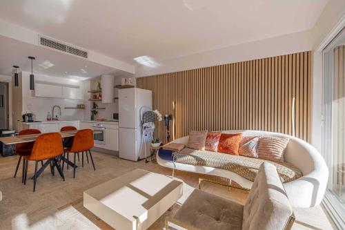 un salon avec un canapé et une table dans l'établissement Charming apartment on Boulevard Alexandre III, à Cannes