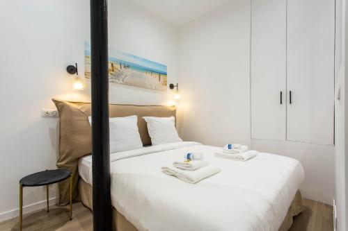 une chambre avec un lit avec deux serviettes dessus dans l'établissement Intimate apartment - 1BR-4P - Republique, à Paris