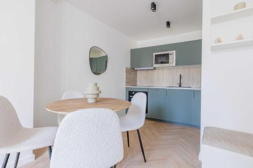 une cuisine et une salle à manger avec une table et des chaises dans l'établissement Charming apartment - 1BR-4P - Le Marais, à Paris