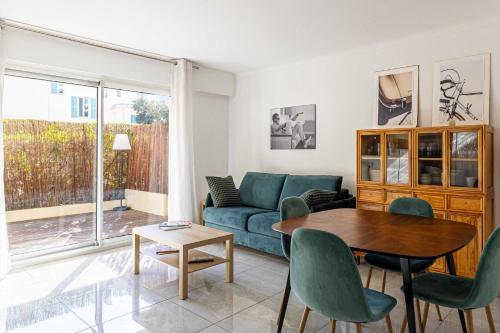 un salon avec un canapé et une table dans l'établissement Charming apartment in residential neighbourhood, à Cannes