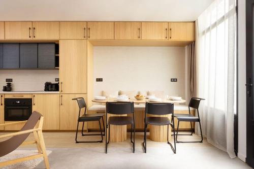 une cuisine et une salle à manger avec une table et des chaises dans l'établissement Elegant Apartment - 3BR-8P - Bastille-Oberkampf, à Paris