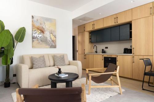 un salon avec un canapé et une table dans l'établissement Elegant Apartment - 3BR-8P - Bastille-Oberkampf, à Paris