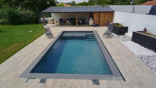 une piscine dans une cour avec une maison dans l'établissement Vendée Z'Îles, à La Garnache