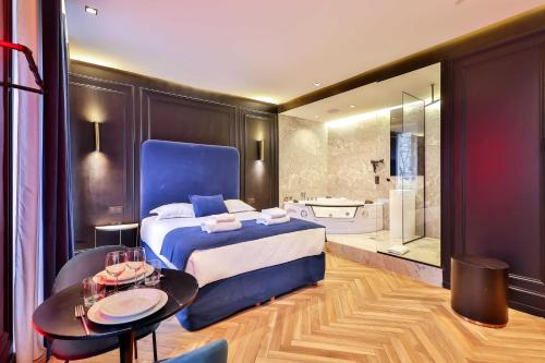 une chambre avec un grand lit et une baignoire dans l'établissement Wonderful private room - 2P - Châtelet, à Paris