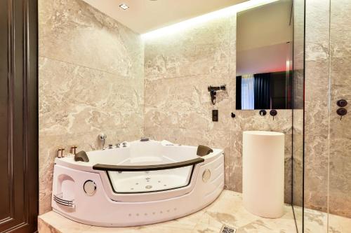 une salle de bain avec baignoire et douche en verre dans l'établissement Wonderful private room - 2P - Châtelet, à Paris