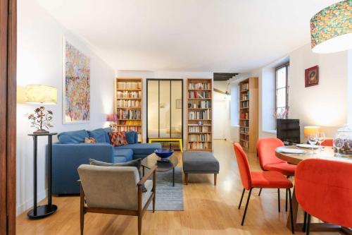 - un salon avec un canapé bleu et des fauteuils rouges dans l'établissement Spacious apartment - 2BR-6P - Bastille, à Paris