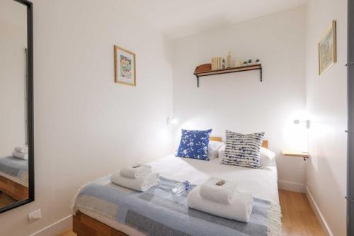 une chambre avec un lit avec des serviettes dessus dans l'établissement Spacious apartment - 2BR-6P - Bastille, à Paris