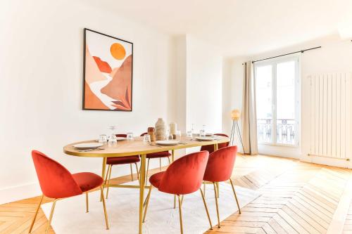 une salle à manger avec une table et quatre chaises dans l'établissement Spacious apt - 2BR-4P - Montmartre-Moulin Rouge, à Paris