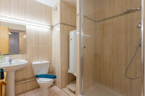 une salle de bain avec une douche, des toilettes et un lavabo dans l'établissement Charming apartment with parking near Place Morny, à Deauville