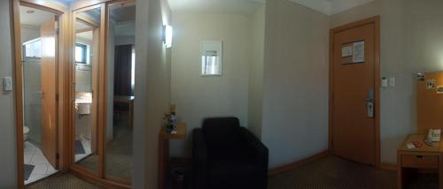 Habitación con puerta, TV y espejo. en Slaviero1011, en Guarulhos
