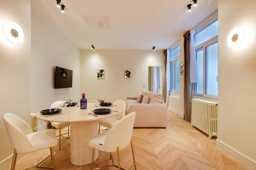 une salle à manger et un salon avec une table et des chaises dans l'établissement Luxurious apartment - 2BR-6P - Saint-Germain, à Paris