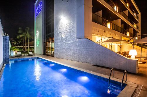 a swimming pool in a hotel at night at Hotel Tango Suítes Cumbuco in Cumbuco