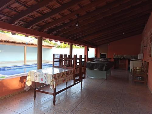 una casa con piscina, tavolo e sedie di Chácara Estancia JH a Presidente Epitácio