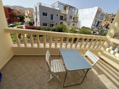 Ein Balkon oder eine Terrasse in der Unterkunft Oasis balnéaire en bord de mer à 200m de la plage et à 10 min de Taghazout