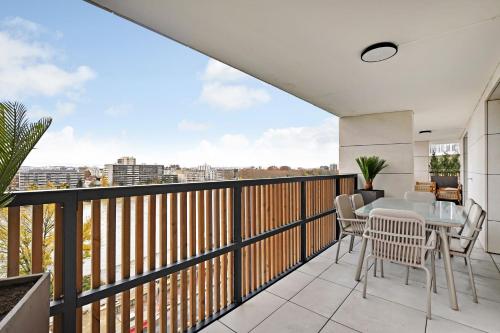 d'un balcon avec une table et des chaises offrant une vue. dans l'établissement Magnificent apartment- 3BR-8P-Proche de la Seine, à Clichy