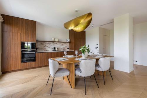 une salle à manger avec une table et des chaises en bois dans l'établissement Elegant apartment - 3B 6P - Eiffel Tower, à Paris