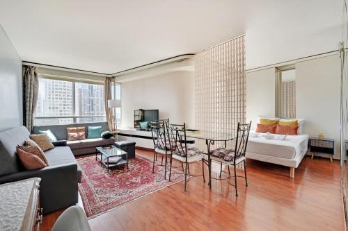 un salon avec un canapé et une table dans l'établissement Family Seine & Spacious Flat 8min walk to EiffelTower AC, à Paris
