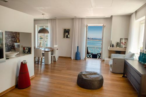 Sideratos Luxury Sea View City Apartment